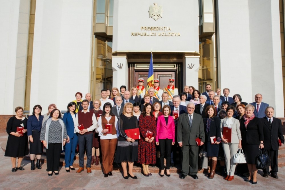 Maia Sandu a conferit distincții de stat mai multor profesori